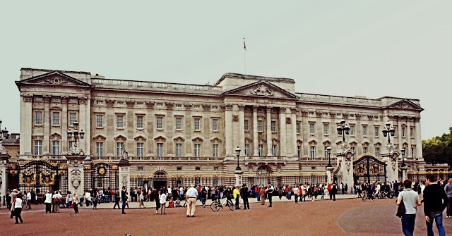  Buckingham Palace: The Living Heart of British Royalty