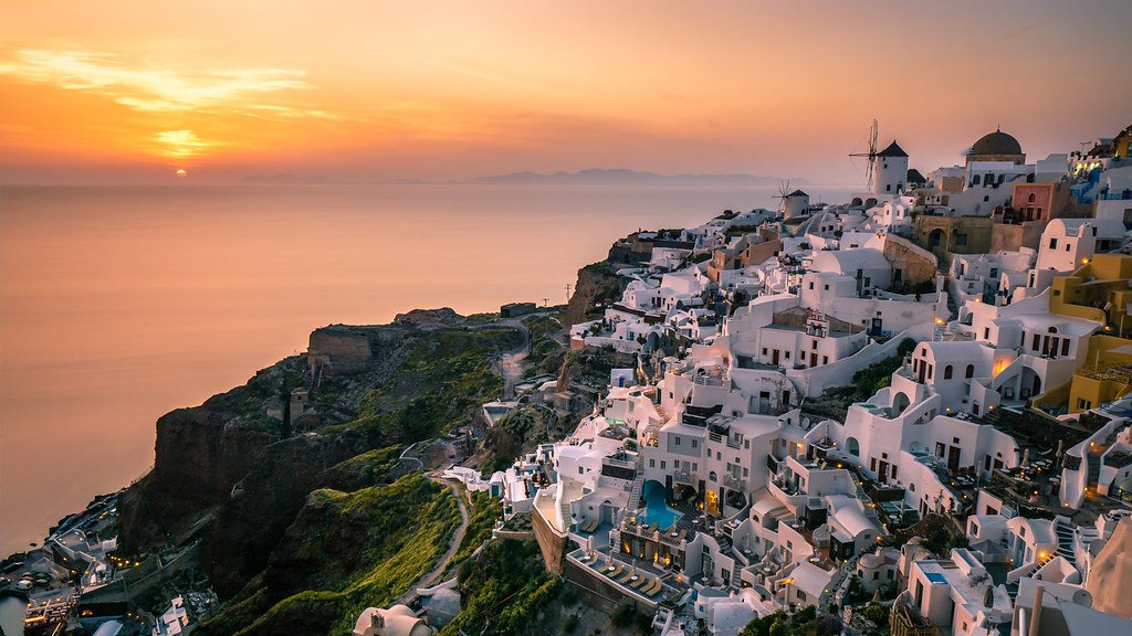 Oia: The Iconic Sunset Sanctuary