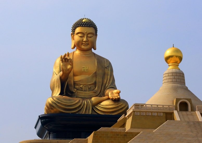  Never point your feet toward Buddha statues or touch someone's head