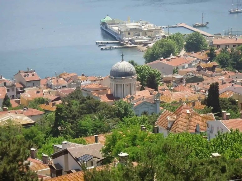 Burgazada: Discover the charm of the island.