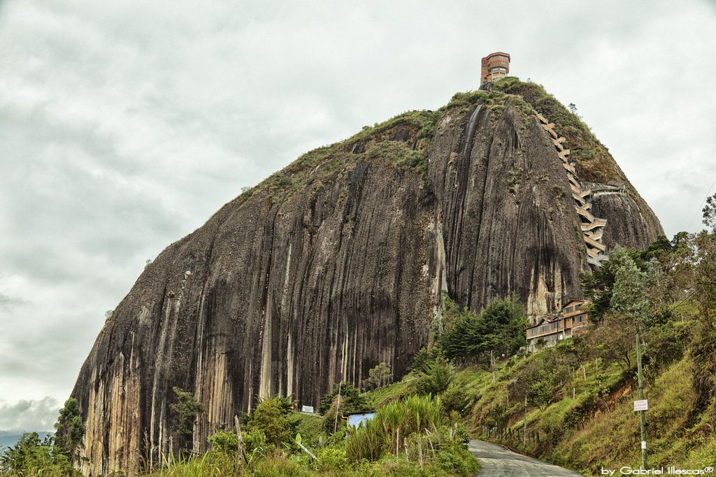 740 steps from Peñon de Guatape Mountain